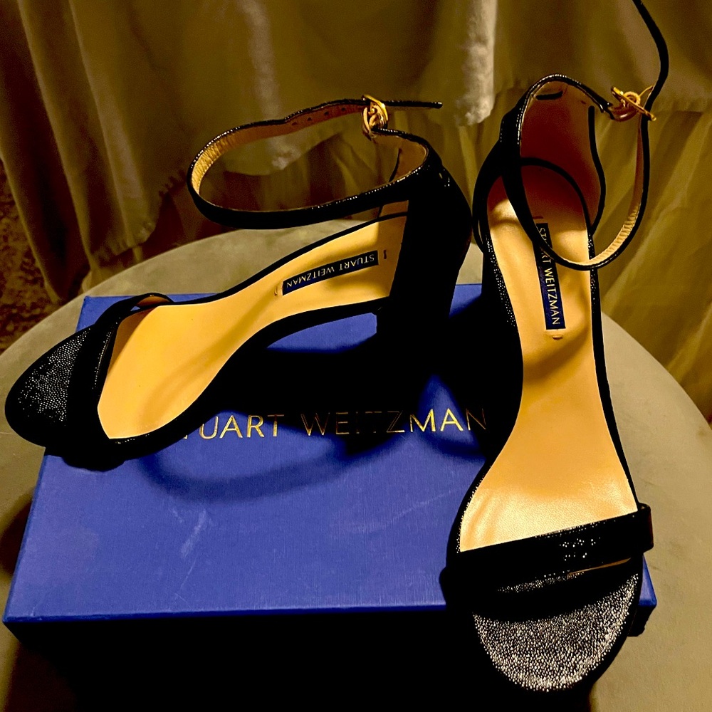Brand New Stuart Weitzman NearlyNude in black cavier patent size 9